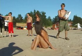 Шпигун оголена дівчина вибрала вуайеріст кулачка не нудистський пляж шпигун-Біч