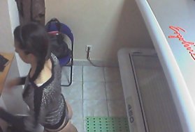 Вуайеріст веб-камери оголеної дівчини в солярії голі камери